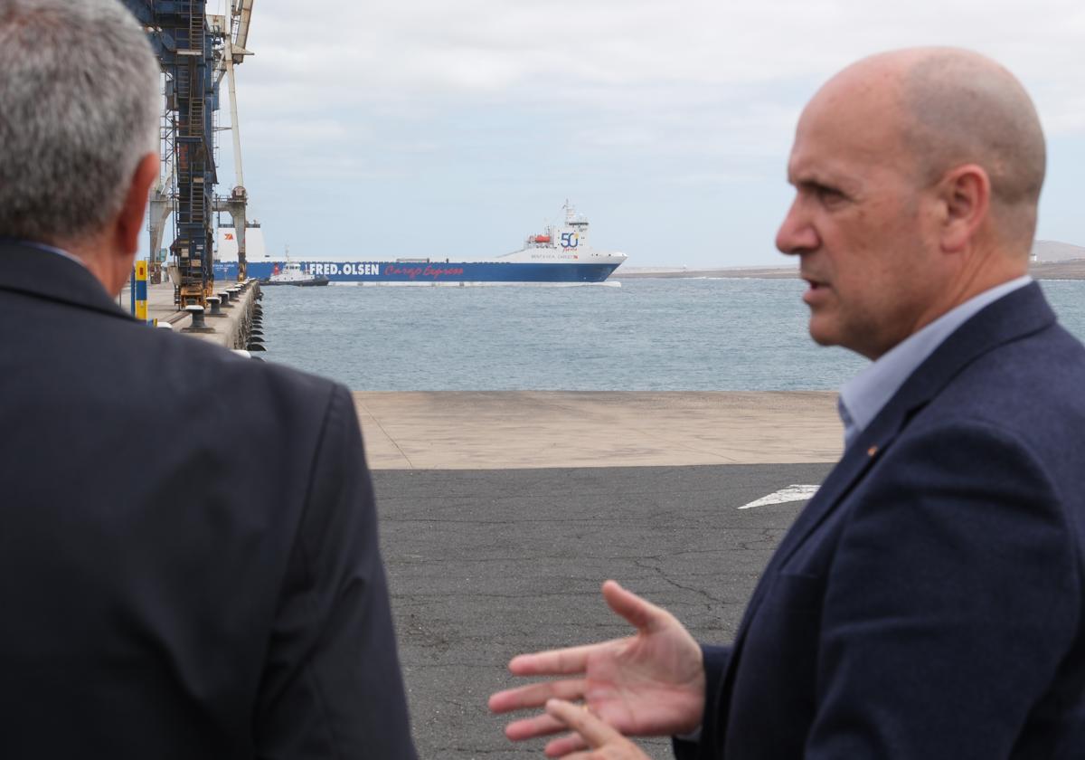 El nuevo buque maniobra con ayuda del práctico en el muelle comercial de Puerto del Rosario.