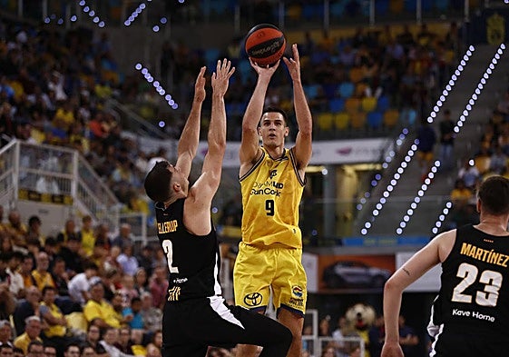 Nicolás Brussino lanza desde el exterior ante el Girona.