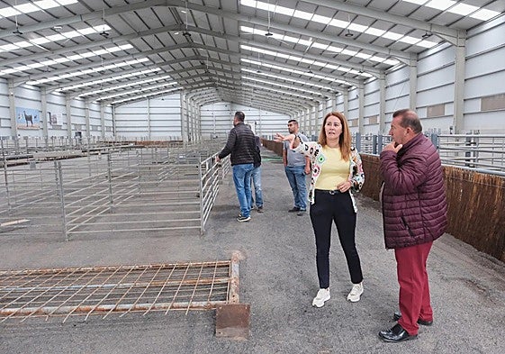 La presidenta Lola García, con el consejero de área, Matías Peña, en las naves del ganado de Feaga.