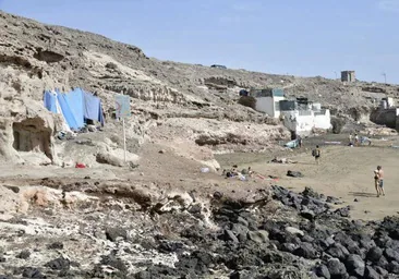 Imagen de archivo de la cueva de playa del Cabrón donde dormían los jóvenes.