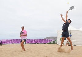 En plena acción en Las Canteras.