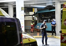 Imagen de los servicios de emergencia y seguridad actuando en la zona donde se produjo el accidente en el intercambiador de San Telmo.