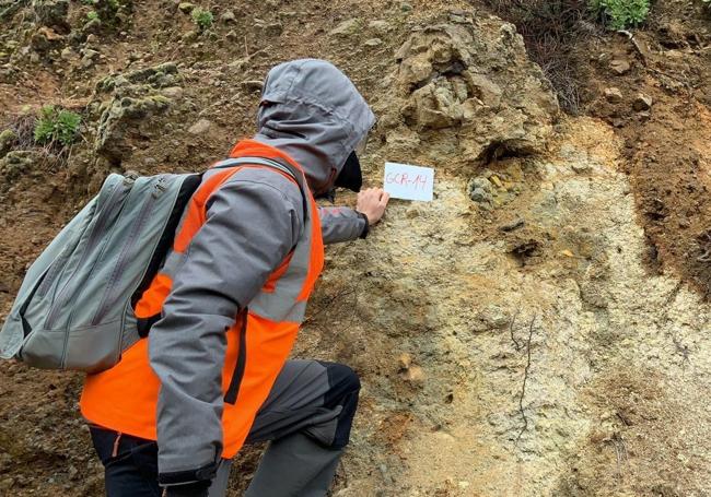 Señalización de un punto de la isla durante un trabajo de campo de exploración geotérmica.