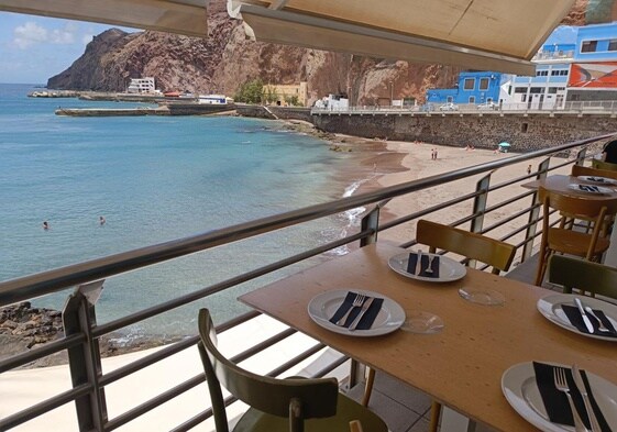 Mesas exteriores del restaurante ubicado en el barrio costero de Gáldar.