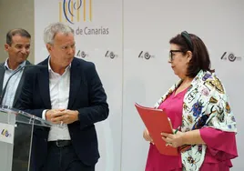 El portavoz socialista Sebastián Franquis y la exconsejera de Educación Manuela Armas en la rueda de prensa.