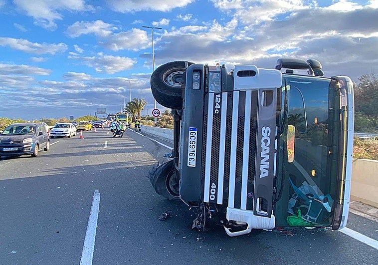 Imagen del camión grúa que volcó este miércoles en la GC-1 dirección Las Palmas de Gran Canaria.