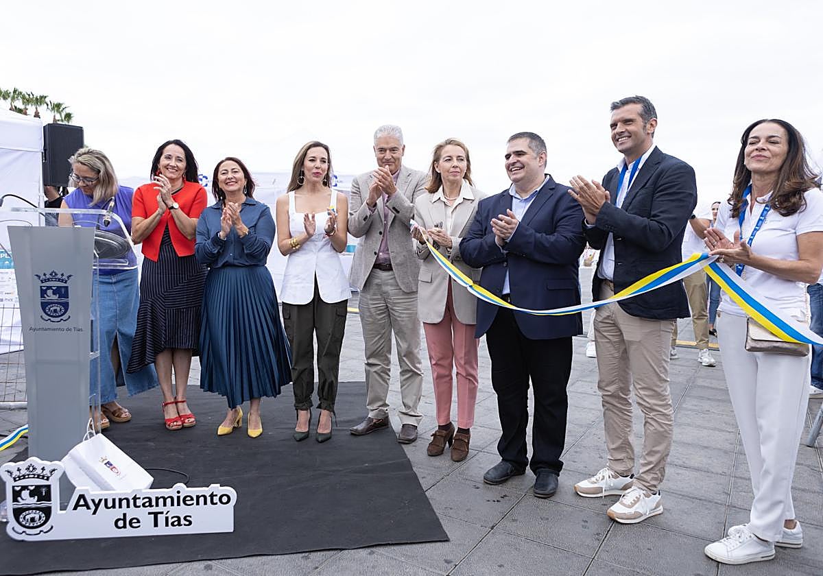 La consejera regional de Empleo, Jessica de León, y el alcalde de Tías, José Juan Cruz, en la inauguración de la feria de Puerto del Carmen.