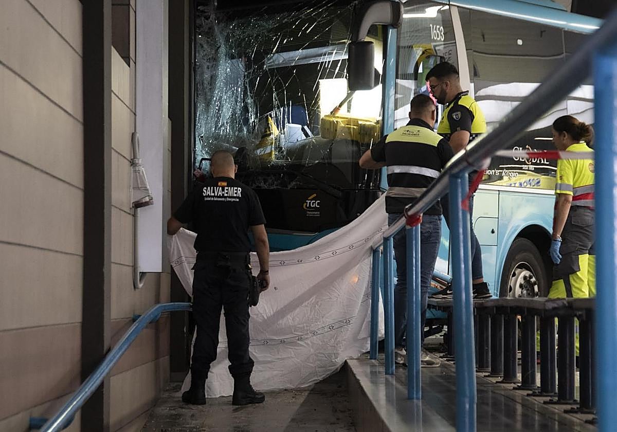 Un momento de la intervención tras el accidente de la guagua de Global en la estación de San Telmo.
