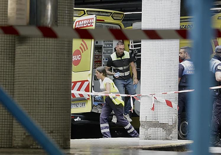 Los servicios sanitarios llegan a la estación de guaguas donde se produjo el accidente.