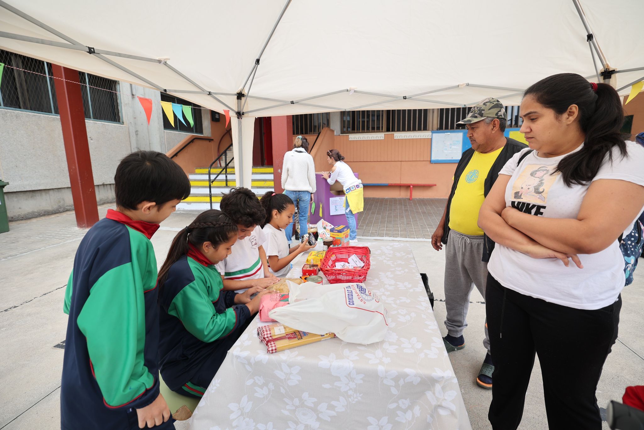 El CEIP García Lorca celebra un mercadillo solidario