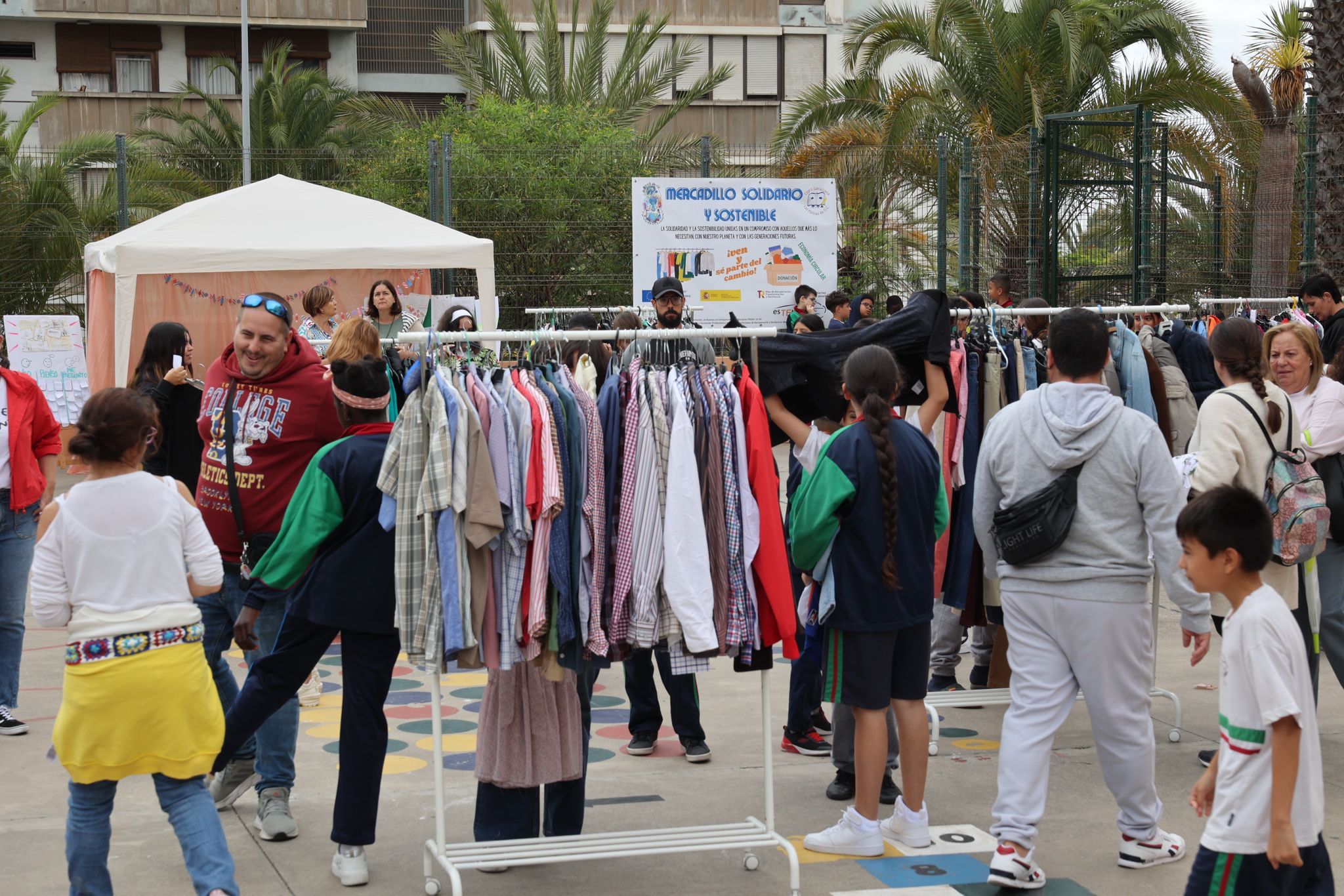 El CEIP García Lorca celebra un mercadillo solidario