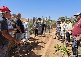 El alcalde Matías Peña y los participantes del curso, en la finca de Juan López en Agua de Bueyes.
