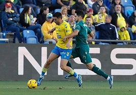 Javi Muñoz, ante el jugador del Cádiz Sobrino, en el partido de la primera vuelta entre UD y Cádiz.