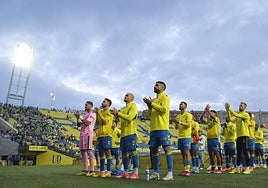 Los jugadores saludan a la Grada Naciente tras el encuentro de este jueves ante el Betis.