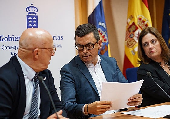 El consejero de Obras Públicas con los presidentes de las dos autoridades portuarias, hoy.