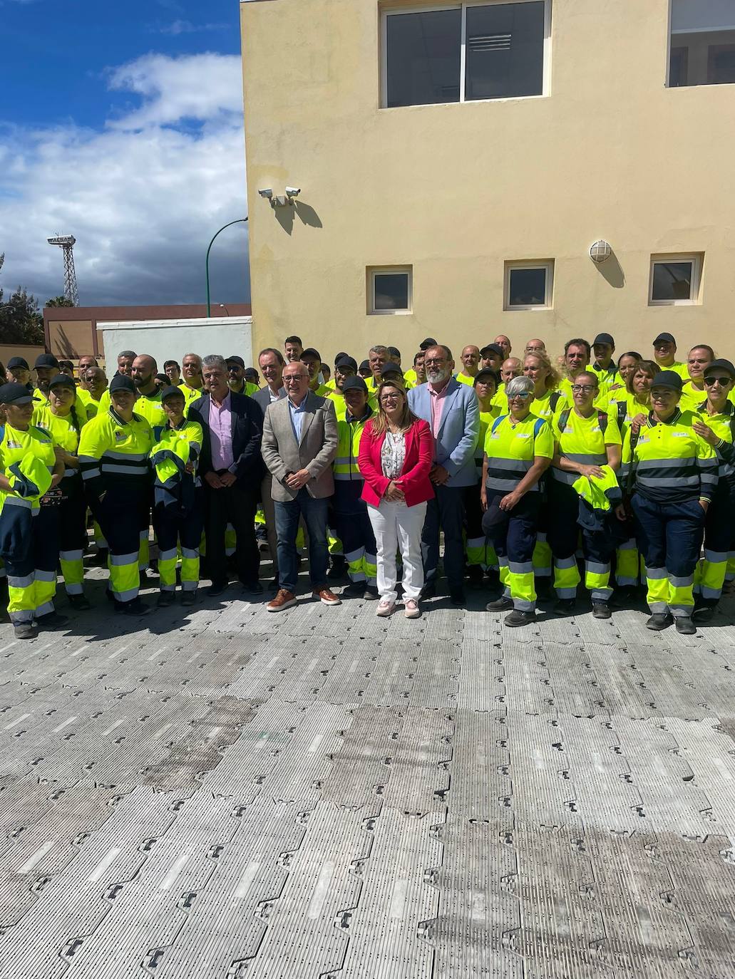 Juan Díaz, Óscar Hernández Antonio Morales, Vanesa Martín y Francisco Garcia, junto a los operarios.