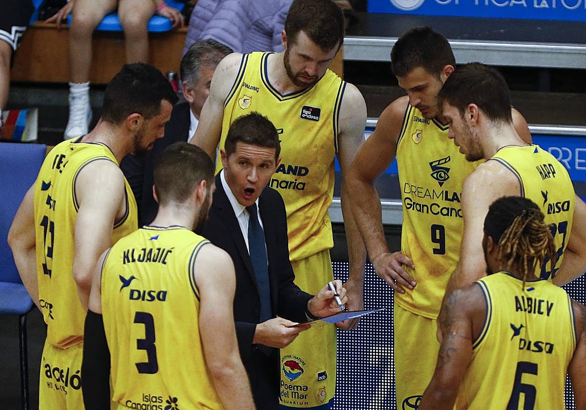 Lakovic se dirige a sus jugadores durante el tiempo muerto de un partido.