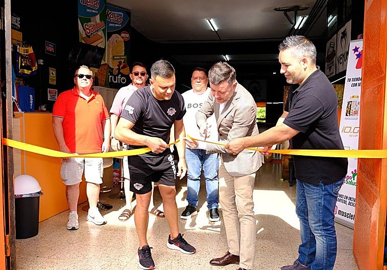 Teodoro Sosa corta la cinta para inaugurar el gimnasio flanqueado por Dani Martín y Ancor Bolaños.