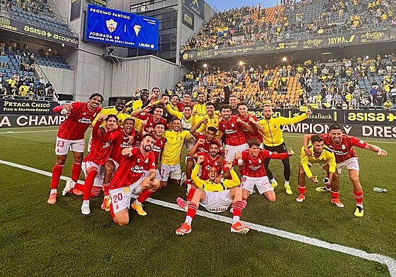 Los jugadores de la UD festejan la permanencia sobre el césped del estadio del Cádiz.