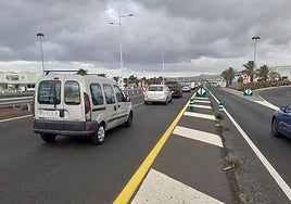 Tráfico lento en Playa Honda, en sentido a Tías.