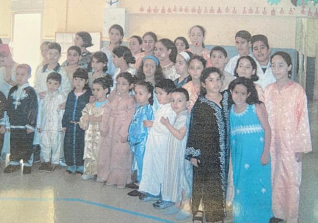 Alumnado ataviado con su vestimenta típica marroquí para uno de los desfiles multiculturales del Maspalomas I.