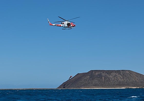 El helicóptero iza a uno de los 'heridos' en el naufragio del barco 'Celia Cruz' en la Isla de Lobos.