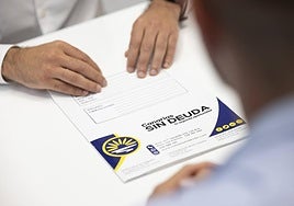 Un asesor de Canarias Sin Deuda explica la ley a un cliente.