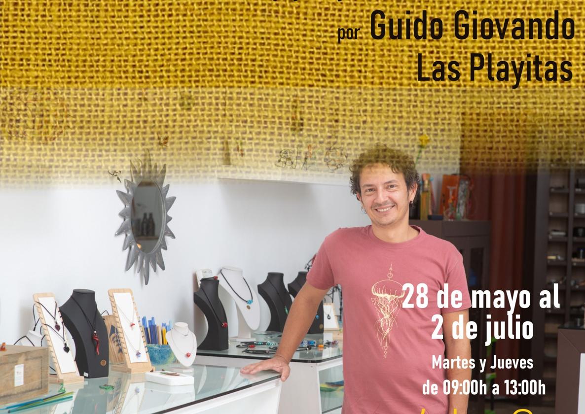 El artesano de joyas y miniaturas en vidrio que imparte el taller de Las Playitas.