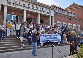 Imagen de la manifestación de los profesores y alumnos de los Programas Formativos Especiales de la ULPGC contra la acción bélica de Israel sobre la población palestina en Gaza.