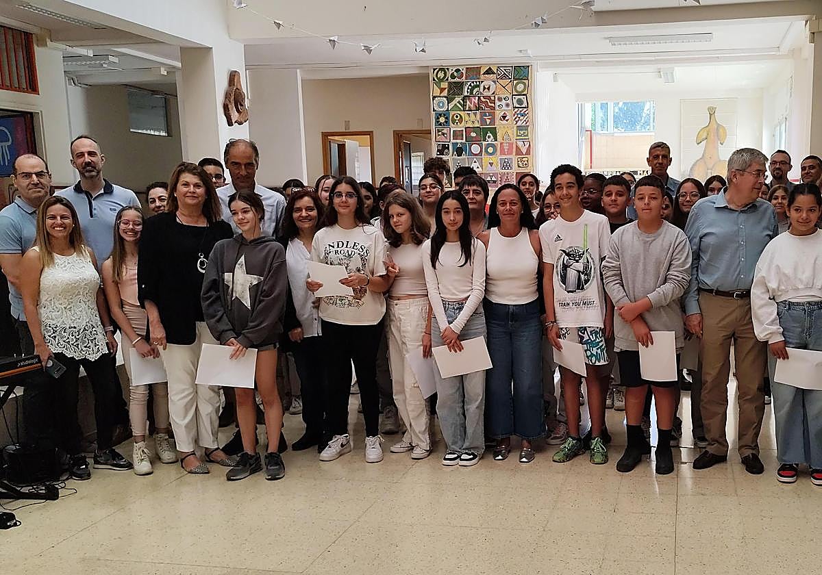 La comitiva de Endesa y el ayuntamiento de San Bartolomé de Tirajana junto a alumnos y profesores del colegio Pancho Guerra.