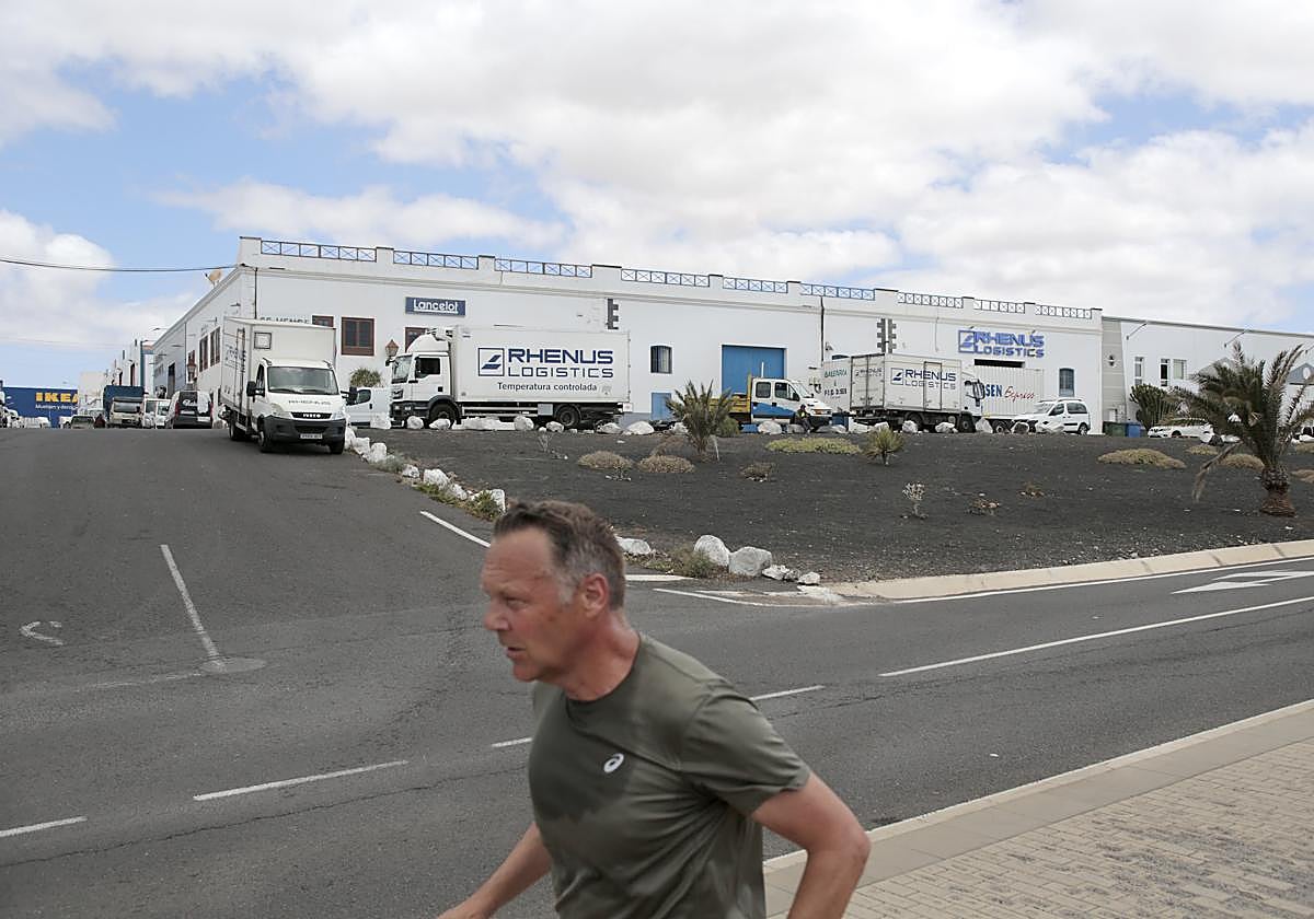 Vista de la zona industrial y comercial frente al Castillo de San José.