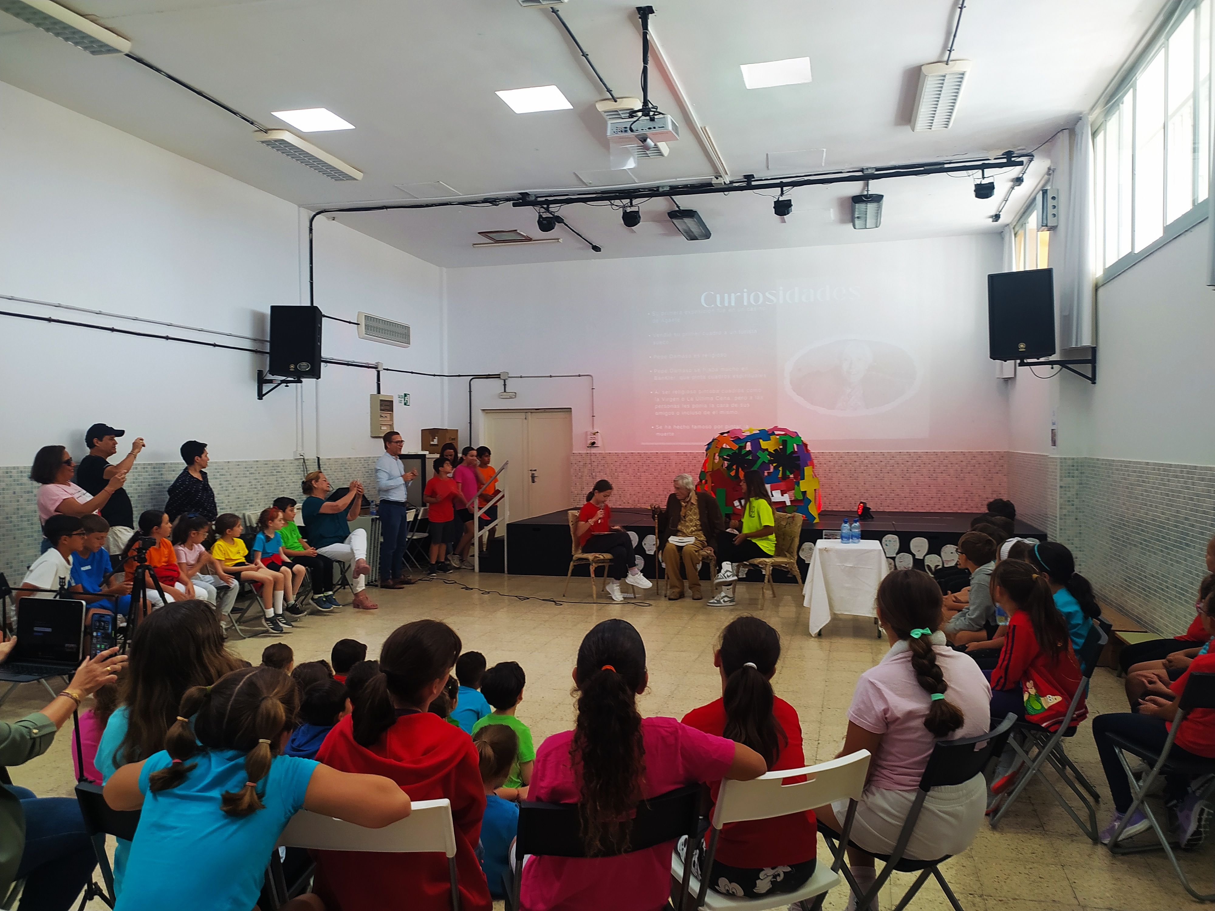 Imagen principal - Distintos momentos del acto en el CEIP Galicia.