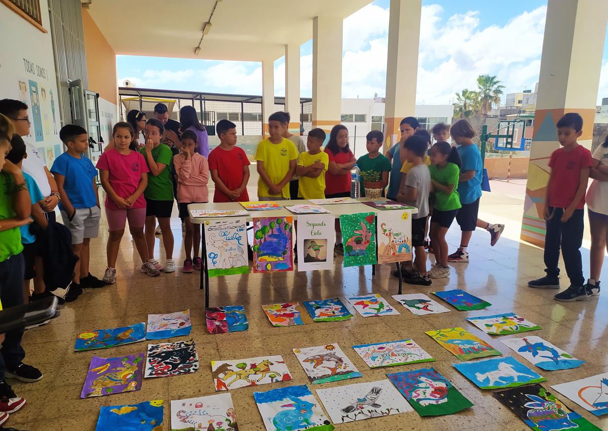 Imagen secundaria 1 - Distintos momentos del acto en el CEIP Galicia.
