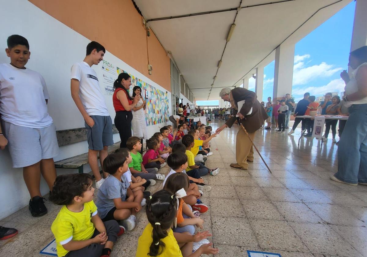 El artista saludó al alumnado que aguardaba su llegada para mostrarle su trabajo.
