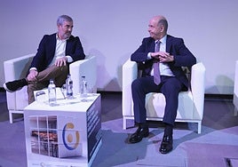 El presidente del Gobierno, Fernando Clavijo, y el de la CCE, Pedro Ortega, ayer en el III Foro de formación de la patronal.