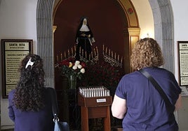 Devotos rezan a Santa Rita en la parroquita Matriz de San Agustín.