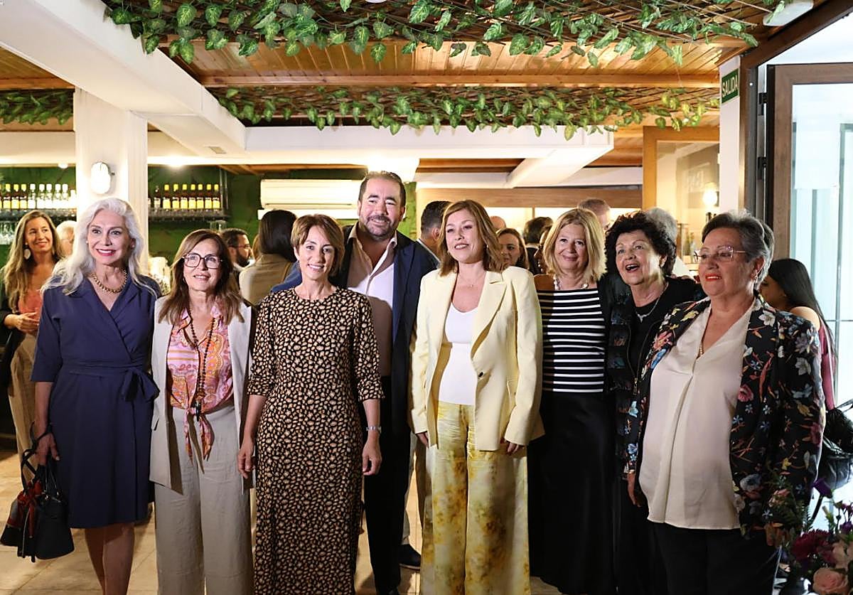 Imagen de las regidoras canarias en la Casa de Canarias de Madrid, junto al presidente de dicha institución, Roberto Miño.