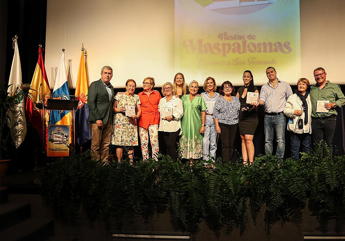 Foto de familia tras el pregón de los profesores del Maspalomas I.