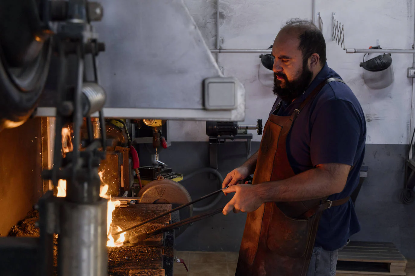 Daylos Kevin Delgado en la fragua de su taller forjando el acero para la elaboración de un cuchillo canario.