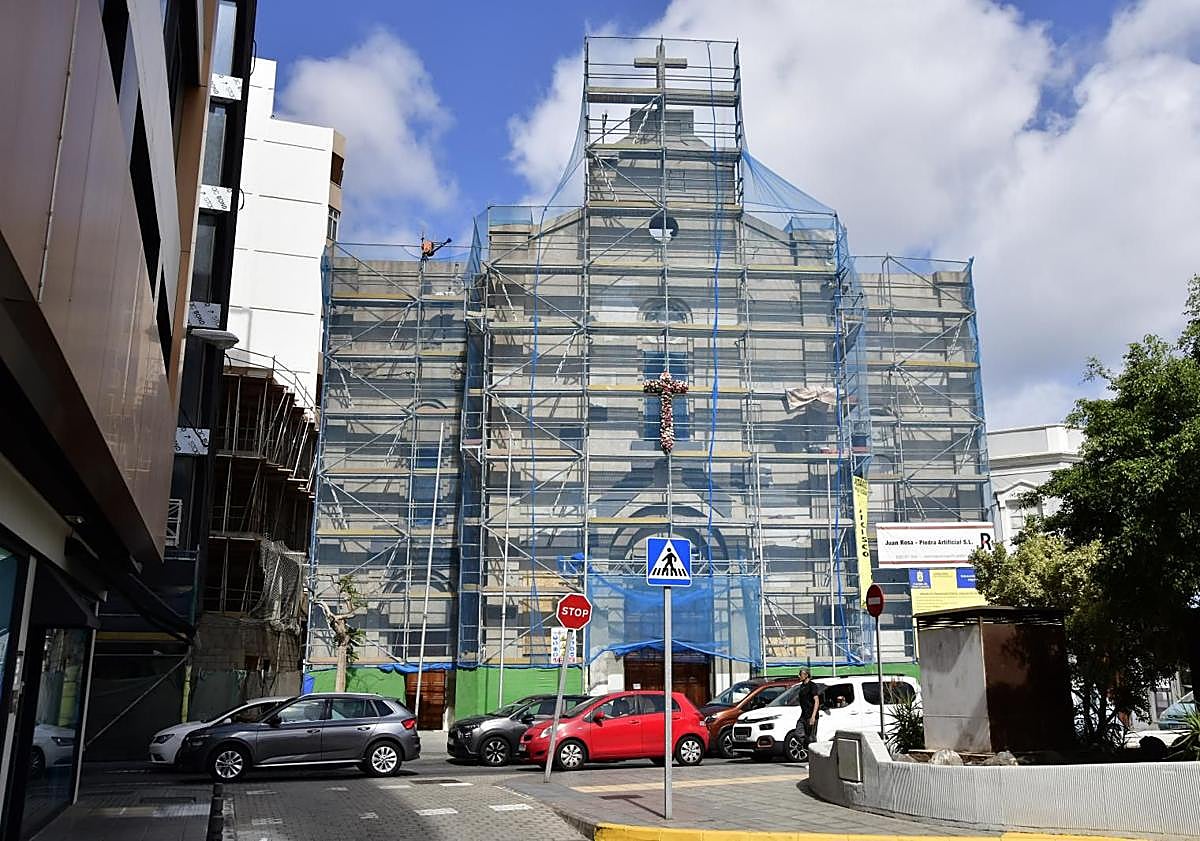 Imagen principal - Aspecto de la fachada, recreación del proyecto de Trujillo y una de las réplicas de las torretas.