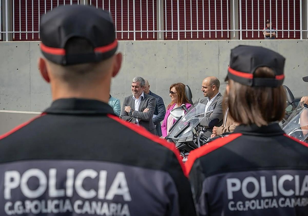 Imagen de archivo de dos agentes de la Policía Canaria.