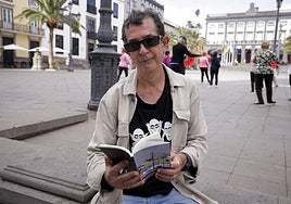 Vicente Martín Abreu con un ejemplar de 'Siempre admiré a mi padre'.