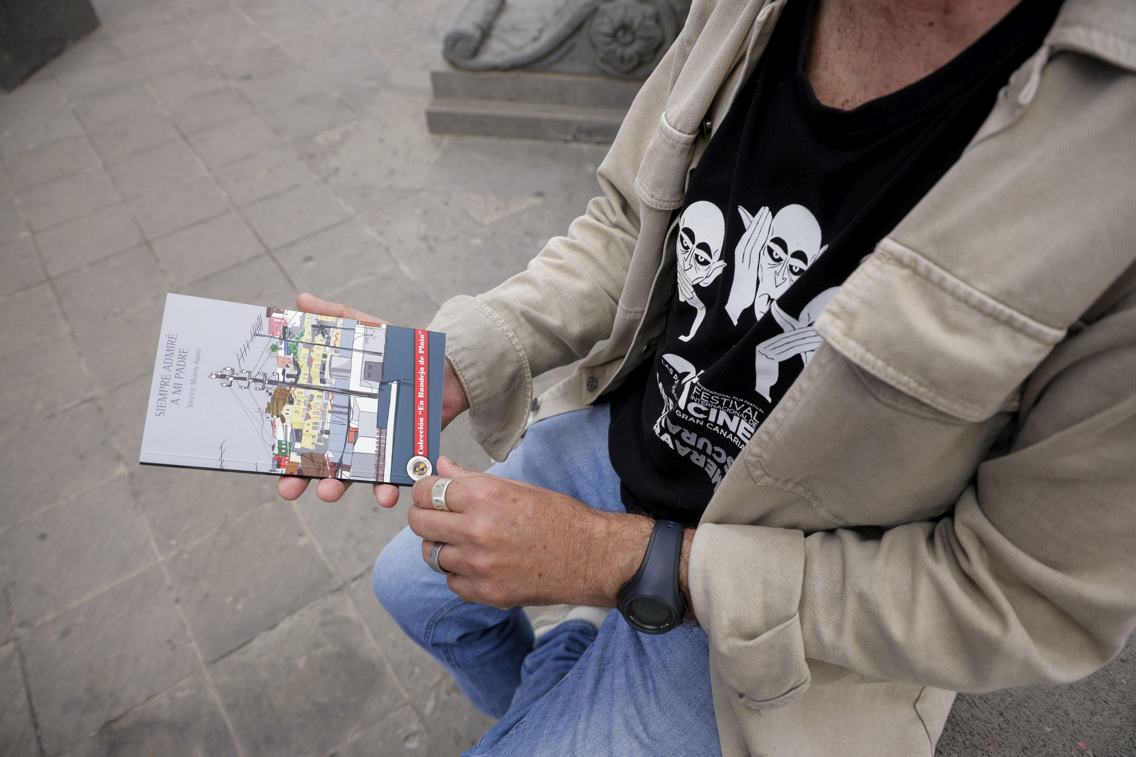 Martín Abreu con la portada de su novela.