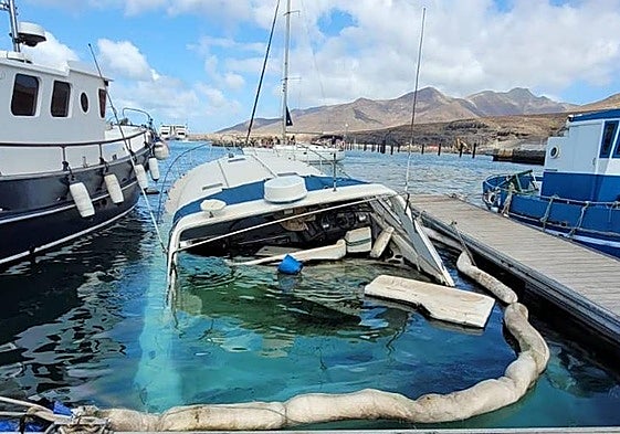 Imagen del yate hundido en el muelle de Morro Jable.