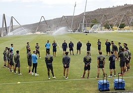 Pimienta y sus jugadores, en uno de sus últimos entrenamientos en Barranco Seco.