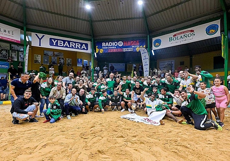 Euforia y felicidad de Los Guanches sobre la arena de Gáldar en la noche de este viernes.