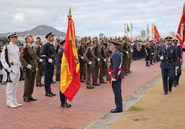 Imagen del desfile de las Fuerzas Armadas en Las Canteras.