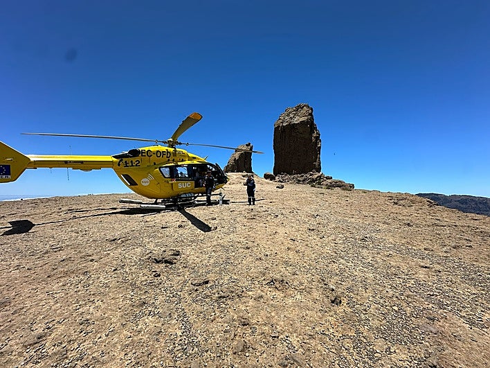 Imagen de un helicóptero en el Roque Nublo.