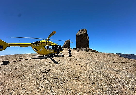 Imagen de un helicóptero en el Roque Nublo.