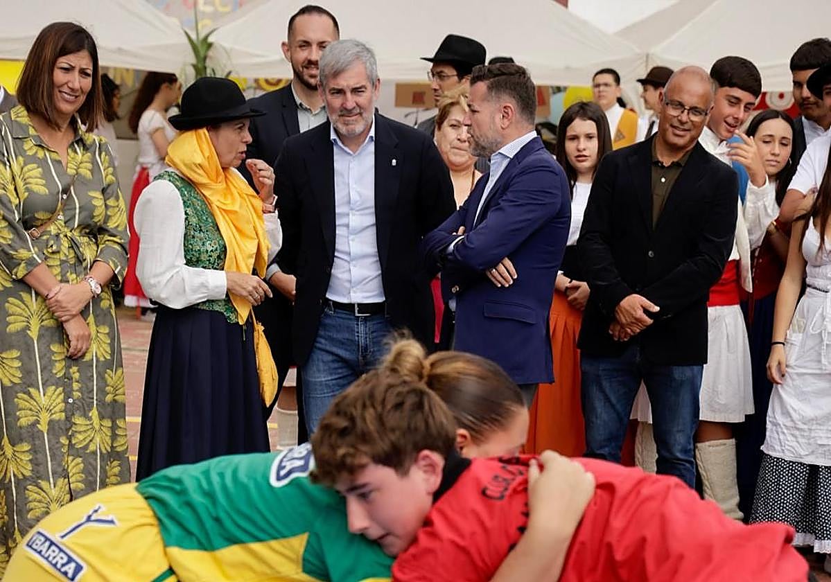 La visita de Clavijo al instituto de Enseñanza Secundaria Roque Amagro, en imágenes